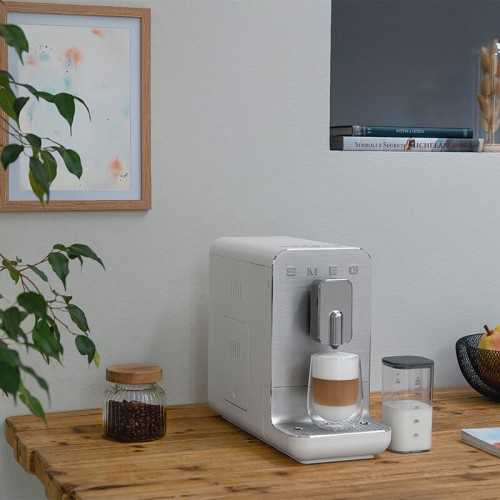 Cafetera Superautomatica Smeg BCC13WHMEU Blanco